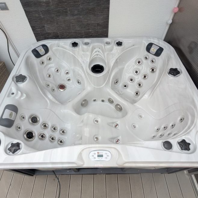 🌊 Úspěšná instalace vířivky Passion Spas Happy! Tento kompaktní model nabízí pohodlné posezení pro až 4 osoby, výkonné...