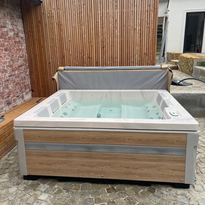 ✨ Další realizace dokončena! Nová vířivka Passion Spas Serene 5 v provedení Mystic Mountain se stylovým opláštěním Oak...